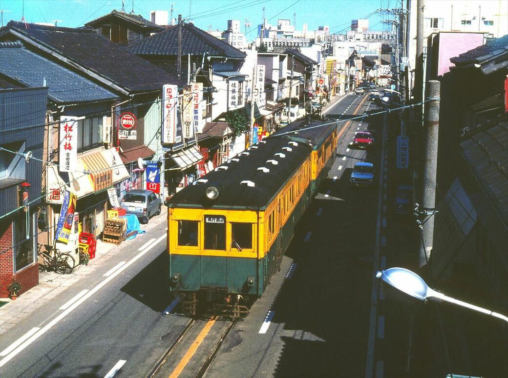 新潟の路上を走った「かぼちゃ電車」, 路上ではステップで乗り降りした福井, 急勾配の路面を走った京阪京津線, パノラマカーが橋の上を車と並走, 岐阜市内を走った大正生まれの「丸窓電車」, 路面電車と一味違う迫力