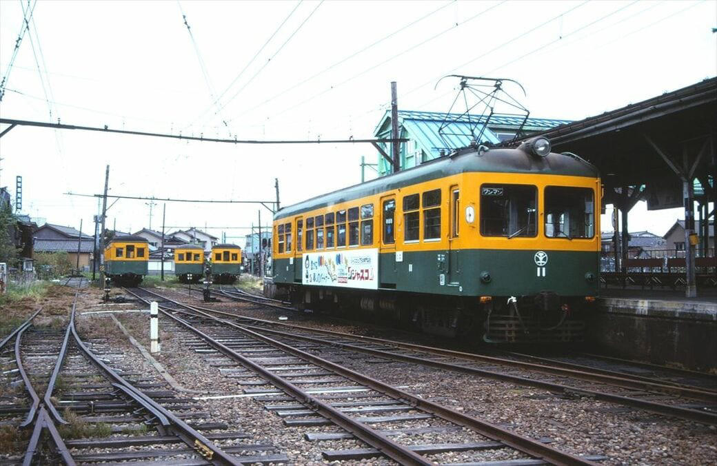 新潟の路上を走った「かぼちゃ電車」, 路上ではステップで乗り降りした福井, 急勾配の路面を走った京阪京津線, パノラマカーが橋の上を車と並走, 岐阜市内を走った大正生まれの「丸窓電車」, 路面電車と一味違う迫力