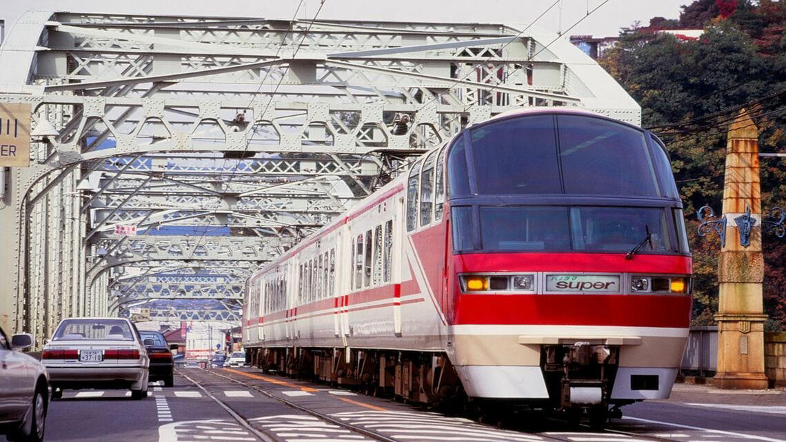 新潟の路上を走った「かぼちゃ電車」, 路上ではステップで乗り降りした福井, 急勾配の路面を走った京阪京津線, パノラマカーが橋の上を車と並走, 岐阜市内を走った大正生まれの「丸窓電車」, 路面電車と一味違う迫力