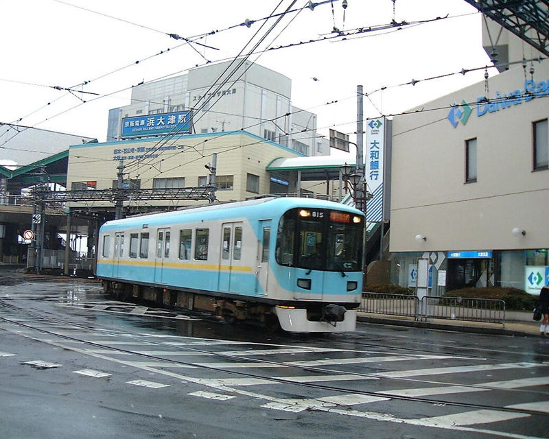 新潟の路上を走った「かぼちゃ電車」, 路上ではステップで乗り降りした福井, 急勾配の路面を走った京阪京津線, パノラマカーが橋の上を車と並走, 岐阜市内を走った大正生まれの「丸窓電車」, 路面電車と一味違う迫力
