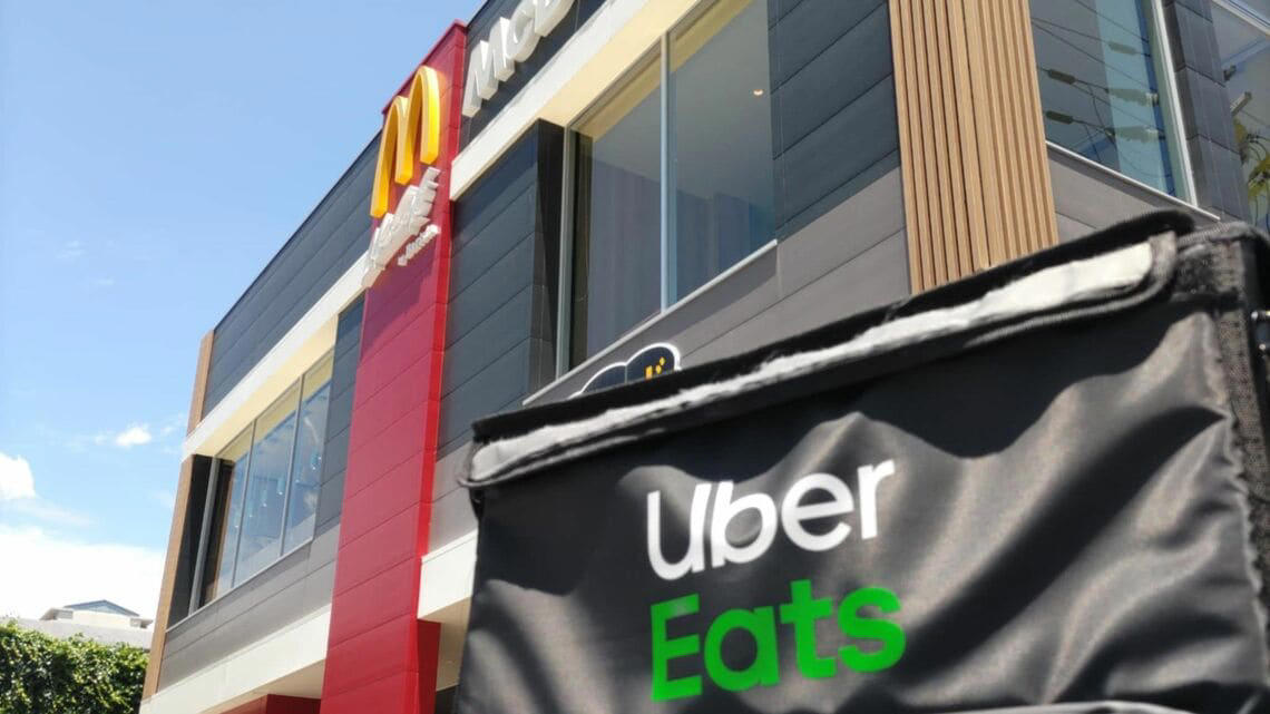 マック前に座り込むウーバー配達員が消滅したワケ, 「デリバリー離れ」追い込まれた配達員の奇策「家で待つ」, 「ウーバー遅すぎ」は今後加速していく？, 可能なら屋外で待機したくない配達員の本音, 配達員が自宅待機を選ぶのは、メリットが多いから, インフレの今、ウーバーというインフラは持続不能？