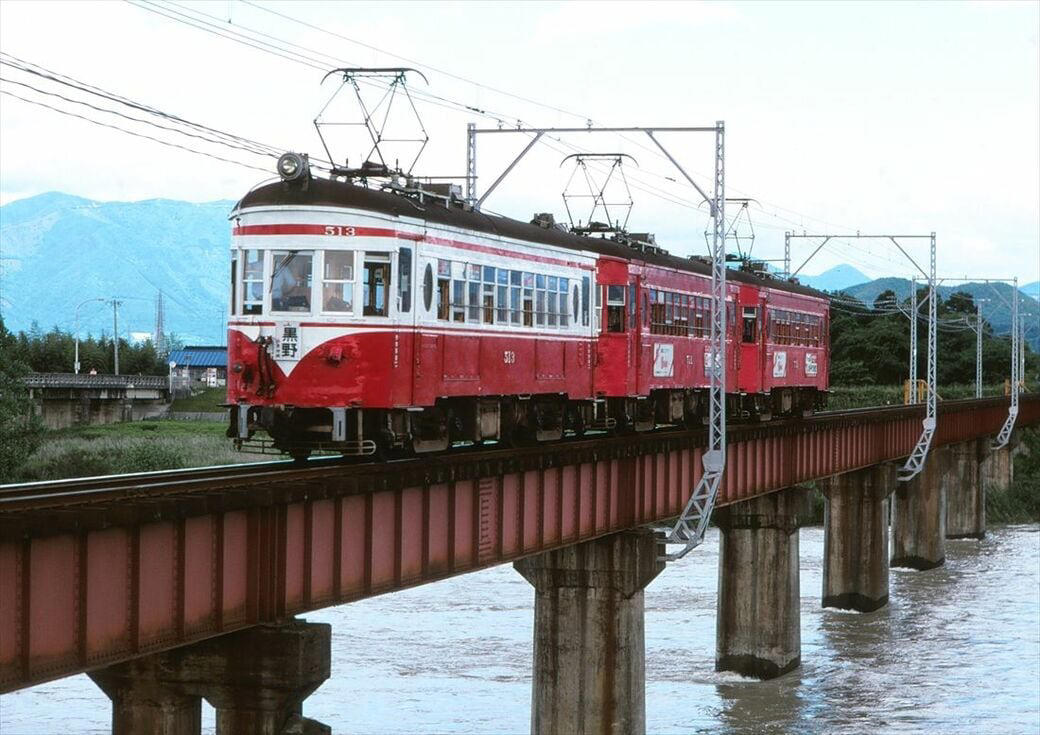 新潟の路上を走った「かぼちゃ電車」, 路上ではステップで乗り降りした福井, 急勾配の路面を走った京阪京津線, パノラマカーが橋の上を車と並走, 岐阜市内を走った大正生まれの「丸窓電車」, 路面電車と一味違う迫力