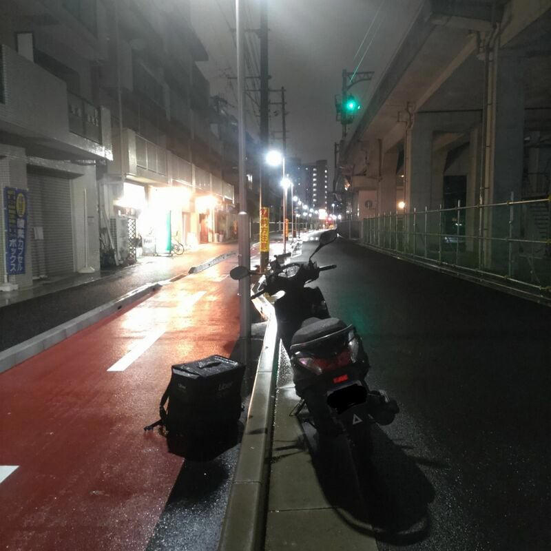 マック前に座り込むウーバー配達員が消滅したワケ, 「デリバリー離れ」追い込まれた配達員の奇策「家で待つ」, 「ウーバー遅すぎ」は今後加速していく？, 可能なら屋外で待機したくない配達員の本音, 配達員が自宅待機を選ぶのは、メリットが多いから, インフレの今、ウーバーというインフラは持続不能？
