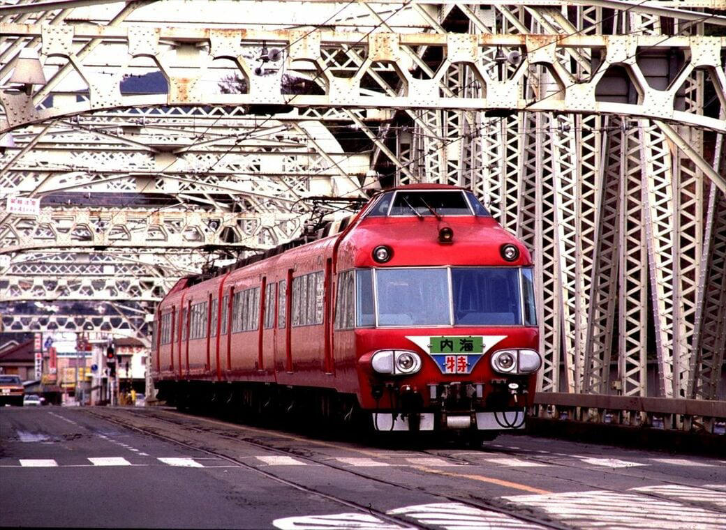 新潟の路上を走った「かぼちゃ電車」, 路上ではステップで乗り降りした福井, 急勾配の路面を走った京阪京津線, パノラマカーが橋の上を車と並走, 岐阜市内を走った大正生まれの「丸窓電車」, 路面電車と一味違う迫力