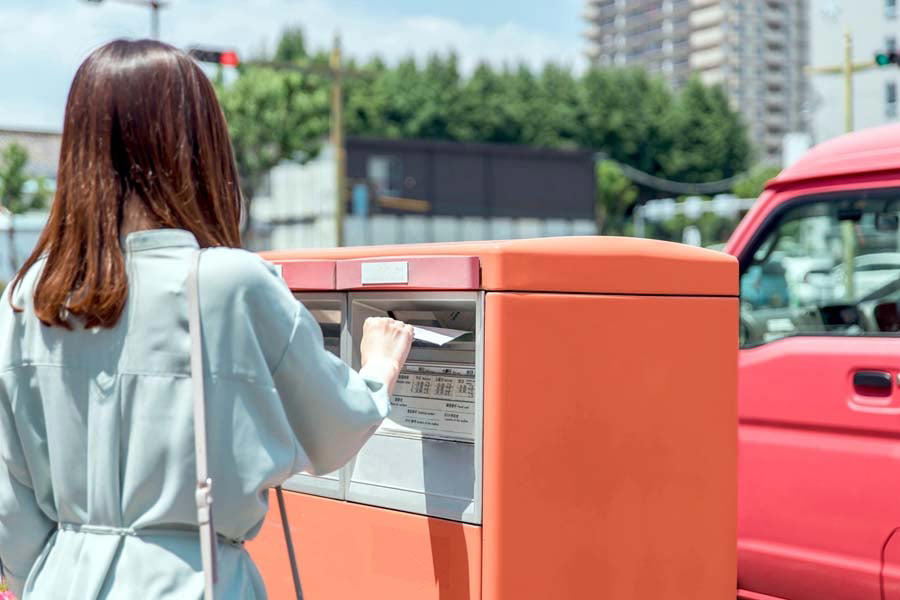 政府撤退と市場開放の岐路, 年間10億通減少が示す市場縮小の現実, 労働集約型の郵便事業の終焉, 5%依存層の郵便維持課題