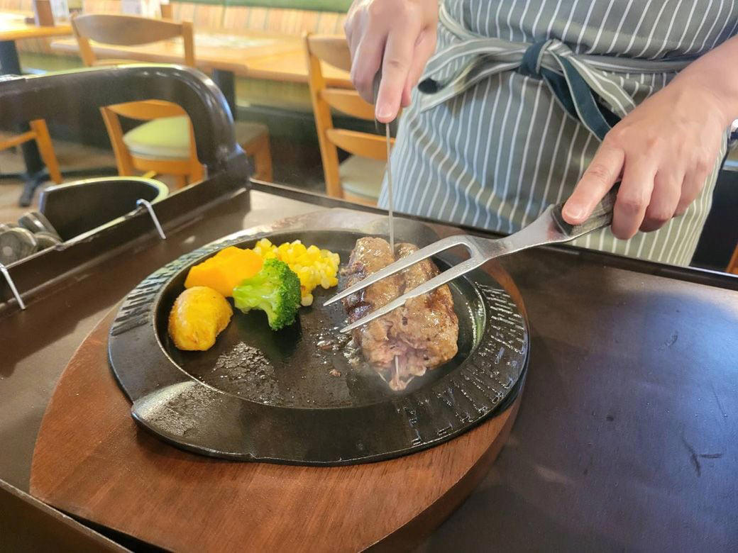 以前は「串カツ田中」だった場所、本社もすぐ近く, おかわり自由のアイテム、豊富な味変バリエーション, ごはんは目の前の羽釜から…と思いきや？, 3000円の価値はある？, 料理の質だけでなく、体験型の演出で価値を上げる, 「楽しい体験」か「面倒くさい作業」か、その分かれ目は？