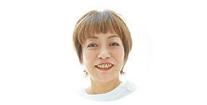 “女子会の場所探しも、スキマ時間の楽しみもスマホから”, 川村エミコさんが教えてくれたアプリ, 白鳥久美子さんが教えてくれたアプリ, “移動中や寝る前の時間などに、エンタメを楽しみます”, “歩く自作イラストがかわいい！ インスタグラムに思わずアップ”, “季節のお花で部屋を飾り、かさばるトリセツはアプリで管理”, “写真の検索と整理、そして加工。この2つがあれば完璧です”