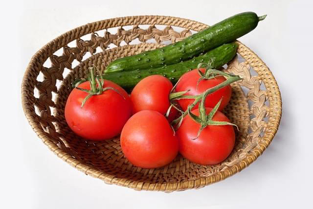 きゅうりはどんな野菜？, きゅうりとトマトは相性が悪い？, きゅうりとトマトのおすすめの食べ方3選, きゅうりと相性のよい食べ物は？, 夏はきゅうりとトマトを楽しもう