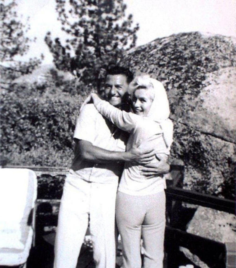 Marilyn Monroe Diana, Princess of Wales, Elvis Presley, John F. Kennedy, Martin Luther King Jr., Queen Victoria, Nikola Tesla, Mao Zedong, Ulysses S. Grant, Vladimir Lenin, Adolf Hitler, Christopher McCandless, Marilyn Monroe, Michael Jackson, Kurt Cobain, Mahatma Gandhi