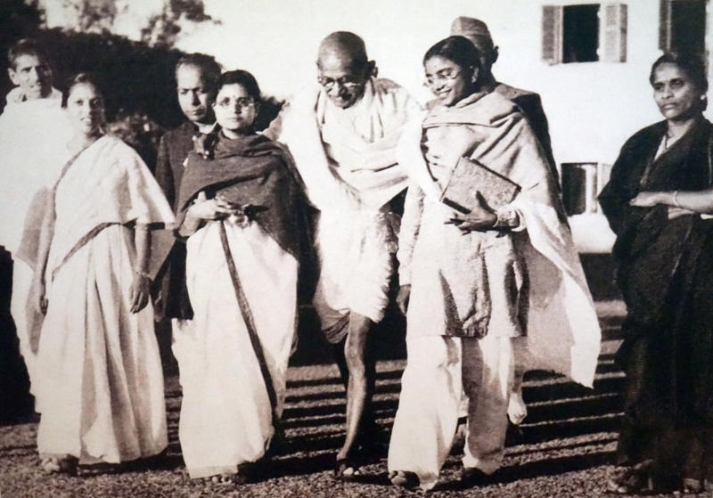 Mahatma Gandhi Diana, Princess of Wales, Elvis Presley, John F. Kennedy, Martin Luther King Jr., Queen Victoria, Nikola Tesla, Mao Zedong, Ulysses S. Grant, Vladimir Lenin, Adolf Hitler, Christopher McCandless, Marilyn Monroe, Michael Jackson, Kurt Cobain, Mahatma Gandhi