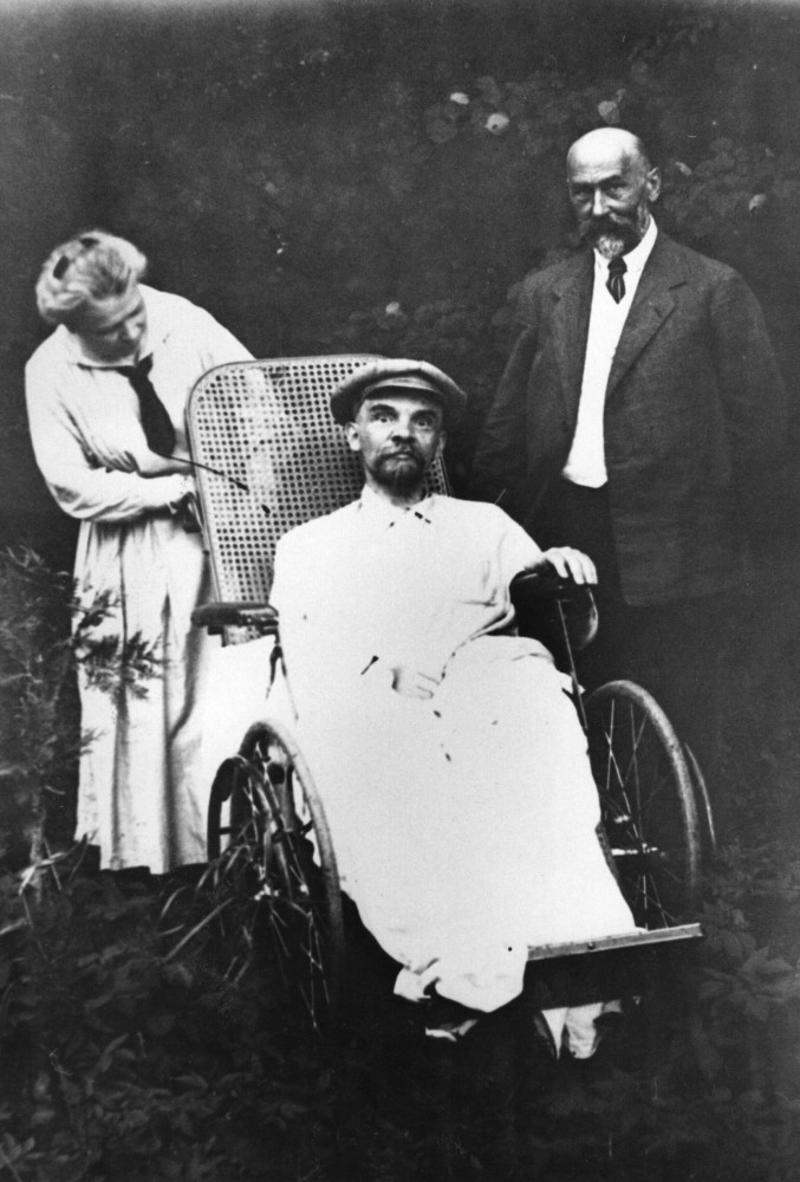 Vladimir Lenin Diana, Princess of Wales, Elvis Presley, John F. Kennedy, Martin Luther King Jr., Queen Victoria, Nikola Tesla, Mao Zedong, Ulysses S. Grant, Vladimir Lenin, Adolf Hitler, Christopher McCandless, Marilyn Monroe, Michael Jackson, Kurt Cobain, Mahatma Gandhi