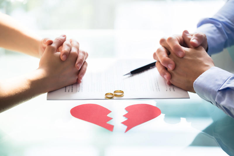 離婚を考える夫婦は意外と多い, 離婚した方がいい夫婦に共通する7つの特徴, ①暴力やひどい言葉で相手を傷つける, ②浮気や不倫を何度も繰り返す, ③金銭感覚が根本的に合わない, ④一緒にいるだけで精神的・身体的に不調になる, ⑤夫婦の仲の悪さが子どもに影響している, ⑥まともな会話が成立しなくなっている, ⑦性格や価値観が大きく違い、妥協点が見つからない, 離婚する際にトラブルを避けるために必要な準備, 離婚後の条件を細かく決め、書面に残す, 離婚後の面会交流のルールをはっきり決める, 離婚後の生活費を事前にシミュレーションする, 弁護士に相談してアドバイスを受ける, 離婚の原因となる証拠をしっかり集める, 相手名義の財産を把握し、記録を残しておく, 感情的にならず、冷静に話し合う