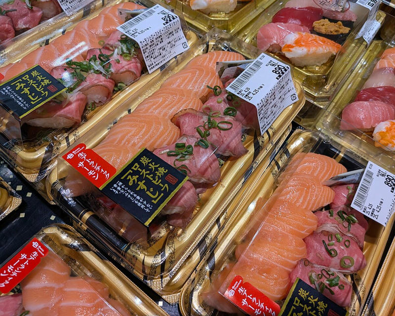 群馬のご当地スーパー「ベイシア」は、魚の総菜が大充実, お魚屋さんの弁当シリーズが大好評, 魚を「ちょっと食べたい派」も満足なユニーク商品, 寿司専用に選んだ「ローストビーフ握り」は圧巻のおいしさ, お酒に合う「魚介系おつまみ」も魅力的