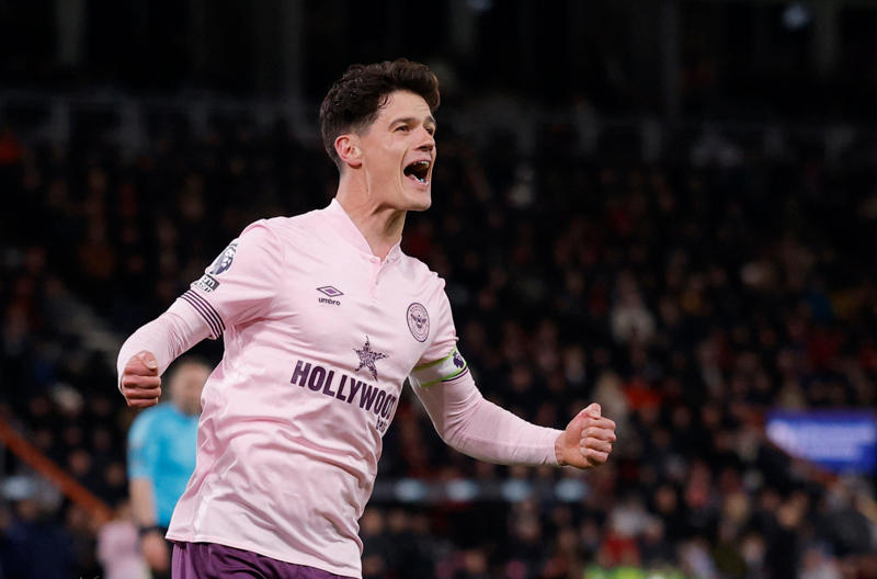 Transfer news live, List of Premier League free agents, Ollie Watkins emerges as Manchester United transfer target, Arsenal complete permanent deal for Chloe Kelly, Southampton reject bid for Taylor Harwood-Bellis, Jarell Quansah completes move from Liverpool to Bayer Leverkusen, Jamie Gittens to have Chelsea medical after £55m offer accepted, Borussia Dortmund exploring deal for Chelsea starlet Josh Acheampong, Man City begin Ruben Dias contract extension talks, Juventus and Newcastle vie for Argentine defender, Juventus close in on Jonathan David, Tottenham target Mohammed Kudus, Brentford chief provides update on Bryan Mbeumo future, Liverpool give Bayern firm response over Luis Diaz, Arsenal plan Norgaard medical, Arsenal sign goalkeeper Kepa Arrizabalaga from Chelsea, Arsenal submit Noni Madueke offer, Potential Marc Guehi replacement emerges for Crystal Palace, Liverpool continue pursuit of Marc Guehi..., Arsenal lead Eberechi Eze race over Tottenham, Arsenal close in on Viktor Gyokeres, Transfer news live
