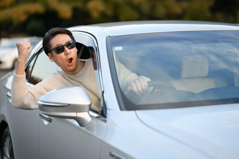 車を運転していると周りから煽られる率が高い…なぜ？, 『車の運転中に煽られやすい人』の特徴5選, 1.周りの状況を考慮せず法定速度を守り続ける, 2.余裕を持たず「急」な運転操作をする, 3.合流地点などで無理に割り込もうとする, 4.追い越し車線を走り続ける迷惑行為, 5.小型車や初心者マークのある車も煽られやすい, 他の車に煽られないように意識すべきこと, 他の車に煽られないよう周囲の状況を見て運転しよう