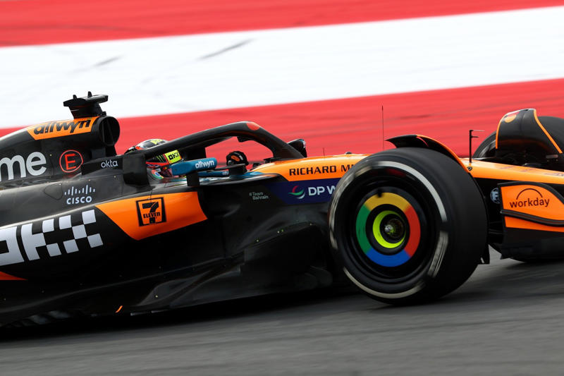 Max Verstappen, Red Bull Racing, Alexander Albon, Williams, Lando Norris, McLaren, Mike Whiddett in the Paddock, Andrea Kimi Antonelli, Mercedes, Charles Leclerc, Ferrari, Oliver Bearman, Haas F1 Team, Carlos Sainz, Williams, Lewis Hamilton, Ferrari, Nico Hulkenberg, Sauber, Oliver Bearman, Haas F1 Team, Carlos Sainz, Williams, Alexander Albon, Williams, Esteban Ocon, Haas F1 Team, Gabriel Bortoleto, Sauber, Emerson Fittipaldi and Emerson Fittipaldi Jr walk in the Paddock , George Russell, Mercedes, Lando Norris, McLaren, Lando Norris, McLaren, Nico Hulkenberg, Sauber, Gabriel Bortoleto, Sauber, Liam Lawson, Racing Bulls Team, Pierre Gasly, Alpine, Liam Lawson, Racing Bulls Team, Nico Hulkenberg, Sauber, Liam Lawson, Racing Bulls Team, Max Verstappen, Red Bull Racing, Liam Lawson, Racing Bulls Team, George Russell, Mercedes, George Russell, Mercedes, Alex Dunne, McLaren, Max Verstappen, Red Bull Racing, Esteban Ocon, Haas F1 Team, Pierre Gasly, Alpine, Oliver Bearman, Haas F1 Team, Yuki Tsunoda, Red Bull Racing Team , Oscar Piastri, McLaren, Lewis Hamilton, Ferrari, George Russell, Mercedes, Max Verstappen, Red Bull Racing, Gabriel Bortoleto, Sauber, Fernando Alonso, Aston Martin Racing, Aston Martin F1 Team Pitstop practice, Ferrari SF-25, dettaglio tecnico, Alex Dunne, McLaren, Fernando Alonso, Aston Martin Racing, Lando Norris, McLaren, Helmut Marko, Red Bull Racing, Max Verstappen, Red Bull Racing, Oscar Piastri, McLaren, Lando Norris, McLaren, Charles Leclerc, Ferrari, Fernando Alonso, Aston Martin Racing, Franco Colapinto, Alpine, Charles Leclerc, Ferrari, Lando Norris, McLaren, Andrea Kimi Antonelli, Mercedes, Lewis Hamilton, Ferrari, Andrea Kimi Antonelli, Mercedes, Yuki Tsunoda, Red Bull Racing Team , Lewis Hamilton, Ferrari, Lando Norris, McLaren