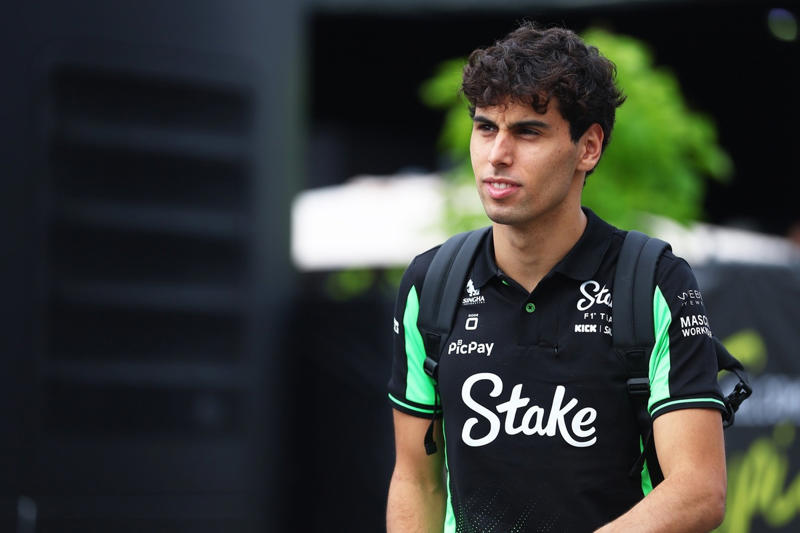 Max Verstappen, Red Bull Racing, Alexander Albon, Williams, Lando Norris, McLaren, Mike Whiddett in the Paddock, Andrea Kimi Antonelli, Mercedes, Charles Leclerc, Ferrari, Oliver Bearman, Haas F1 Team, Carlos Sainz, Williams, Lewis Hamilton, Ferrari, Nico Hulkenberg, Sauber, Oliver Bearman, Haas F1 Team, Carlos Sainz, Williams, Alexander Albon, Williams, Esteban Ocon, Haas F1 Team, Gabriel Bortoleto, Sauber, Emerson Fittipaldi and Emerson Fittipaldi Jr walk in the Paddock , George Russell, Mercedes, Lando Norris, McLaren, Lando Norris, McLaren, Nico Hulkenberg, Sauber, Gabriel Bortoleto, Sauber, Liam Lawson, Racing Bulls Team, Pierre Gasly, Alpine, Liam Lawson, Racing Bulls Team, Nico Hulkenberg, Sauber, Liam Lawson, Racing Bulls Team, Max Verstappen, Red Bull Racing, Liam Lawson, Racing Bulls Team, George Russell, Mercedes, George Russell, Mercedes, Alex Dunne, McLaren, Max Verstappen, Red Bull Racing, Esteban Ocon, Haas F1 Team, Pierre Gasly, Alpine, Oliver Bearman, Haas F1 Team, Yuki Tsunoda, Red Bull Racing Team , Oscar Piastri, McLaren, Lewis Hamilton, Ferrari, George Russell, Mercedes, Max Verstappen, Red Bull Racing, Gabriel Bortoleto, Sauber, Fernando Alonso, Aston Martin Racing, Aston Martin F1 Team Pitstop practice, Ferrari SF-25, dettaglio tecnico, Alex Dunne, McLaren, Fernando Alonso, Aston Martin Racing, Lando Norris, McLaren, Helmut Marko, Red Bull Racing, Max Verstappen, Red Bull Racing, Oscar Piastri, McLaren, Lando Norris, McLaren, Charles Leclerc, Ferrari, Fernando Alonso, Aston Martin Racing, Franco Colapinto, Alpine, Charles Leclerc, Ferrari, Lando Norris, McLaren, Andrea Kimi Antonelli, Mercedes, Lewis Hamilton, Ferrari, Andrea Kimi Antonelli, Mercedes, Yuki Tsunoda, Red Bull Racing Team , Lewis Hamilton, Ferrari, Lando Norris, McLaren