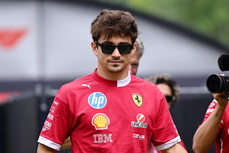 Max Verstappen, Red Bull Racing, Alexander Albon, Williams, Lando Norris, McLaren, Mike Whiddett in the Paddock, Andrea Kimi Antonelli, Mercedes, Charles Leclerc, Ferrari, Oliver Bearman, Haas F1 Team, Carlos Sainz, Williams, Lewis Hamilton, Ferrari, Nico Hulkenberg, Sauber, Oliver Bearman, Haas F1 Team, Carlos Sainz, Williams, Alexander Albon, Williams, Esteban Ocon, Haas F1 Team, Gabriel Bortoleto, Sauber, Emerson Fittipaldi and Emerson Fittipaldi Jr walk in the Paddock , George Russell, Mercedes, Lando Norris, McLaren, Lando Norris, McLaren, Nico Hulkenberg, Sauber, Gabriel Bortoleto, Sauber, Liam Lawson, Racing Bulls Team, Pierre Gasly, Alpine, Liam Lawson, Racing Bulls Team, Nico Hulkenberg, Sauber, Liam Lawson, Racing Bulls Team, Max Verstappen, Red Bull Racing, Liam Lawson, Racing Bulls Team, George Russell, Mercedes, George Russell, Mercedes, Alex Dunne, McLaren, Max Verstappen, Red Bull Racing, Esteban Ocon, Haas F1 Team, Pierre Gasly, Alpine, Oliver Bearman, Haas F1 Team, Yuki Tsunoda, Red Bull Racing Team , Oscar Piastri, McLaren, Lewis Hamilton, Ferrari, George Russell, Mercedes, Max Verstappen, Red Bull Racing, Gabriel Bortoleto, Sauber, Fernando Alonso, Aston Martin Racing, Aston Martin F1 Team Pitstop practice, Ferrari SF-25, dettaglio tecnico, Alex Dunne, McLaren, Fernando Alonso, Aston Martin Racing, Lando Norris, McLaren, Helmut Marko, Red Bull Racing, Max Verstappen, Red Bull Racing, Oscar Piastri, McLaren, Lando Norris, McLaren, Charles Leclerc, Ferrari, Fernando Alonso, Aston Martin Racing, Franco Colapinto, Alpine, Charles Leclerc, Ferrari, Lando Norris, McLaren, Andrea Kimi Antonelli, Mercedes, Lewis Hamilton, Ferrari, Andrea Kimi Antonelli, Mercedes, Yuki Tsunoda, Red Bull Racing Team , Lewis Hamilton, Ferrari, Lando Norris, McLaren