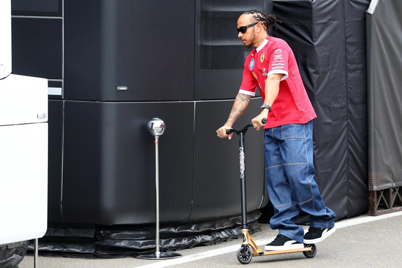 Max Verstappen, Red Bull Racing, Alexander Albon, Williams, Lando Norris, McLaren, Mike Whiddett in the Paddock, Andrea Kimi Antonelli, Mercedes, Charles Leclerc, Ferrari, Oliver Bearman, Haas F1 Team, Carlos Sainz, Williams, Lewis Hamilton, Ferrari, Nico Hulkenberg, Sauber, Oliver Bearman, Haas F1 Team, Carlos Sainz, Williams, Alexander Albon, Williams, Esteban Ocon, Haas F1 Team, Gabriel Bortoleto, Sauber, Emerson Fittipaldi and Emerson Fittipaldi Jr walk in the Paddock , George Russell, Mercedes, Lando Norris, McLaren, Lando Norris, McLaren, Nico Hulkenberg, Sauber, Gabriel Bortoleto, Sauber, Liam Lawson, Racing Bulls Team, Pierre Gasly, Alpine, Liam Lawson, Racing Bulls Team, Nico Hulkenberg, Sauber, Liam Lawson, Racing Bulls Team, Max Verstappen, Red Bull Racing, Liam Lawson, Racing Bulls Team, George Russell, Mercedes, George Russell, Mercedes, Alex Dunne, McLaren, Max Verstappen, Red Bull Racing, Esteban Ocon, Haas F1 Team, Pierre Gasly, Alpine, Oliver Bearman, Haas F1 Team, Yuki Tsunoda, Red Bull Racing Team , Oscar Piastri, McLaren, Lewis Hamilton, Ferrari, George Russell, Mercedes, Max Verstappen, Red Bull Racing, Gabriel Bortoleto, Sauber, Fernando Alonso, Aston Martin Racing, Aston Martin F1 Team Pitstop practice, Ferrari SF-25, dettaglio tecnico, Alex Dunne, McLaren, Fernando Alonso, Aston Martin Racing, Lando Norris, McLaren, Helmut Marko, Red Bull Racing, Max Verstappen, Red Bull Racing, Oscar Piastri, McLaren, Lando Norris, McLaren, Charles Leclerc, Ferrari, Fernando Alonso, Aston Martin Racing, Franco Colapinto, Alpine, Charles Leclerc, Ferrari, Lando Norris, McLaren, Andrea Kimi Antonelli, Mercedes, Lewis Hamilton, Ferrari, Andrea Kimi Antonelli, Mercedes, Yuki Tsunoda, Red Bull Racing Team , Lewis Hamilton, Ferrari, Lando Norris, McLaren