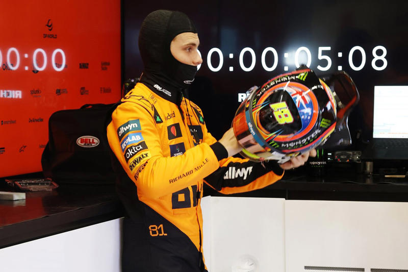 Max Verstappen, Red Bull Racing, Alexander Albon, Williams, Lando Norris, McLaren, Mike Whiddett in the Paddock, Andrea Kimi Antonelli, Mercedes, Charles Leclerc, Ferrari, Oliver Bearman, Haas F1 Team, Carlos Sainz, Williams, Lewis Hamilton, Ferrari, Nico Hulkenberg, Sauber, Oliver Bearman, Haas F1 Team, Carlos Sainz, Williams, Alexander Albon, Williams, Esteban Ocon, Haas F1 Team, Gabriel Bortoleto, Sauber, Emerson Fittipaldi and Emerson Fittipaldi Jr walk in the Paddock , George Russell, Mercedes, Lando Norris, McLaren, Lando Norris, McLaren, Nico Hulkenberg, Sauber, Gabriel Bortoleto, Sauber, Liam Lawson, Racing Bulls Team, Pierre Gasly, Alpine, Liam Lawson, Racing Bulls Team, Nico Hulkenberg, Sauber, Liam Lawson, Racing Bulls Team, Max Verstappen, Red Bull Racing, Liam Lawson, Racing Bulls Team, George Russell, Mercedes, George Russell, Mercedes, Alex Dunne, McLaren, Max Verstappen, Red Bull Racing, Esteban Ocon, Haas F1 Team, Pierre Gasly, Alpine, Oliver Bearman, Haas F1 Team, Yuki Tsunoda, Red Bull Racing Team , Oscar Piastri, McLaren, Lewis Hamilton, Ferrari, George Russell, Mercedes, Max Verstappen, Red Bull Racing, Gabriel Bortoleto, Sauber, Fernando Alonso, Aston Martin Racing, Aston Martin F1 Team Pitstop practice, Ferrari SF-25, dettaglio tecnico, Alex Dunne, McLaren, Fernando Alonso, Aston Martin Racing, Lando Norris, McLaren, Helmut Marko, Red Bull Racing, Max Verstappen, Red Bull Racing, Oscar Piastri, McLaren, Lando Norris, McLaren, Charles Leclerc, Ferrari, Fernando Alonso, Aston Martin Racing, Franco Colapinto, Alpine, Charles Leclerc, Ferrari, Lando Norris, McLaren, Andrea Kimi Antonelli, Mercedes, Lewis Hamilton, Ferrari, Andrea Kimi Antonelli, Mercedes, Yuki Tsunoda, Red Bull Racing Team , Lewis Hamilton, Ferrari, Lando Norris, McLaren