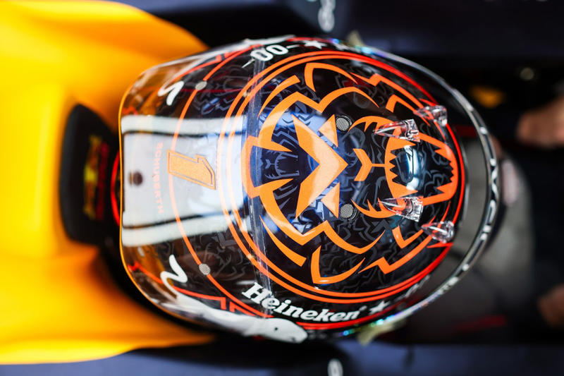 Max Verstappen, Red Bull Racing, Alexander Albon, Williams, Lando Norris, McLaren, Mike Whiddett in the Paddock, Andrea Kimi Antonelli, Mercedes, Charles Leclerc, Ferrari, Oliver Bearman, Haas F1 Team, Carlos Sainz, Williams, Lewis Hamilton, Ferrari, Nico Hulkenberg, Sauber, Oliver Bearman, Haas F1 Team, Carlos Sainz, Williams, Alexander Albon, Williams, Esteban Ocon, Haas F1 Team, Gabriel Bortoleto, Sauber, Emerson Fittipaldi and Emerson Fittipaldi Jr walk in the Paddock , George Russell, Mercedes, Lando Norris, McLaren, Lando Norris, McLaren, Nico Hulkenberg, Sauber, Gabriel Bortoleto, Sauber, Liam Lawson, Racing Bulls Team, Pierre Gasly, Alpine, Liam Lawson, Racing Bulls Team, Nico Hulkenberg, Sauber, Liam Lawson, Racing Bulls Team, Max Verstappen, Red Bull Racing, Liam Lawson, Racing Bulls Team, George Russell, Mercedes, George Russell, Mercedes, Alex Dunne, McLaren, Max Verstappen, Red Bull Racing, Esteban Ocon, Haas F1 Team, Pierre Gasly, Alpine, Oliver Bearman, Haas F1 Team, Yuki Tsunoda, Red Bull Racing Team , Oscar Piastri, McLaren, Lewis Hamilton, Ferrari, George Russell, Mercedes, Max Verstappen, Red Bull Racing, Gabriel Bortoleto, Sauber, Fernando Alonso, Aston Martin Racing, Aston Martin F1 Team Pitstop practice, Ferrari SF-25, dettaglio tecnico, Alex Dunne, McLaren, Fernando Alonso, Aston Martin Racing, Lando Norris, McLaren, Helmut Marko, Red Bull Racing, Max Verstappen, Red Bull Racing, Oscar Piastri, McLaren, Lando Norris, McLaren, Charles Leclerc, Ferrari, Fernando Alonso, Aston Martin Racing, Franco Colapinto, Alpine, Charles Leclerc, Ferrari, Lando Norris, McLaren, Andrea Kimi Antonelli, Mercedes, Lewis Hamilton, Ferrari, Andrea Kimi Antonelli, Mercedes, Yuki Tsunoda, Red Bull Racing Team , Lewis Hamilton, Ferrari, Lando Norris, McLaren