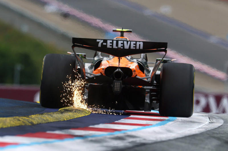 Max Verstappen, Red Bull Racing, Alexander Albon, Williams, Lando Norris, McLaren, Mike Whiddett in the Paddock, Andrea Kimi Antonelli, Mercedes, Charles Leclerc, Ferrari, Oliver Bearman, Haas F1 Team, Carlos Sainz, Williams, Lewis Hamilton, Ferrari, Nico Hulkenberg, Sauber, Oliver Bearman, Haas F1 Team, Carlos Sainz, Williams, Alexander Albon, Williams, Esteban Ocon, Haas F1 Team, Gabriel Bortoleto, Sauber, Emerson Fittipaldi and Emerson Fittipaldi Jr walk in the Paddock , George Russell, Mercedes, Lando Norris, McLaren, Lando Norris, McLaren, Nico Hulkenberg, Sauber, Gabriel Bortoleto, Sauber, Liam Lawson, Racing Bulls Team, Pierre Gasly, Alpine, Liam Lawson, Racing Bulls Team, Nico Hulkenberg, Sauber, Liam Lawson, Racing Bulls Team, Max Verstappen, Red Bull Racing, Liam Lawson, Racing Bulls Team, George Russell, Mercedes, George Russell, Mercedes, Alex Dunne, McLaren, Max Verstappen, Red Bull Racing, Esteban Ocon, Haas F1 Team, Pierre Gasly, Alpine, Oliver Bearman, Haas F1 Team, Yuki Tsunoda, Red Bull Racing Team , Oscar Piastri, McLaren, Lewis Hamilton, Ferrari, George Russell, Mercedes, Max Verstappen, Red Bull Racing, Gabriel Bortoleto, Sauber, Fernando Alonso, Aston Martin Racing, Aston Martin F1 Team Pitstop practice, Ferrari SF-25, dettaglio tecnico, Alex Dunne, McLaren, Fernando Alonso, Aston Martin Racing, Lando Norris, McLaren, Helmut Marko, Red Bull Racing, Max Verstappen, Red Bull Racing, Oscar Piastri, McLaren, Lando Norris, McLaren, Charles Leclerc, Ferrari, Fernando Alonso, Aston Martin Racing, Franco Colapinto, Alpine, Charles Leclerc, Ferrari, Lando Norris, McLaren, Andrea Kimi Antonelli, Mercedes, Lewis Hamilton, Ferrari, Andrea Kimi Antonelli, Mercedes, Yuki Tsunoda, Red Bull Racing Team , Lewis Hamilton, Ferrari, Lando Norris, McLaren