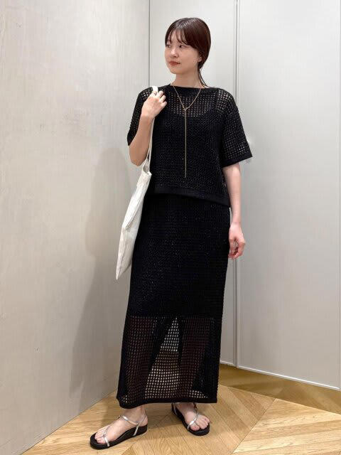 フリンジベスト×ワンピースでメリハリをプラス, 黒ジレ×スカートで大人っぽい雰囲気に, シアーシャツを羽織って軽やかに, ドットシャツ×デニムスカートで大人可愛く, メッシュ素材のセットアップでコーデに抜け感を