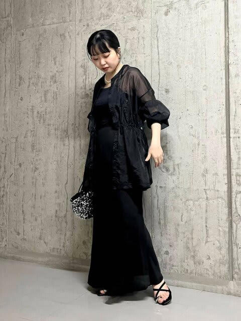 フリンジベスト×ワンピースでメリハリをプラス, 黒ジレ×スカートで大人っぽい雰囲気に, シアーシャツを羽織って軽やかに, ドットシャツ×デニムスカートで大人可愛く, メッシュ素材のセットアップでコーデに抜け感を