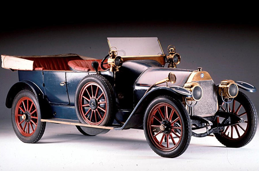 The 24 HP The Darracq connection, The logo, The 24 HP, Nicola Romeo, The 20-30 HP, The cloverleaf, A famous victory, The last 6C, The 1900, World champions, Disco Volante, Giulietta, The French connection, Giulia saloons, Giulia coupés, 33 Stradale, Montreal, Alfetta, GTV and Giulietta, GTV/Spider, Brera/Spider, Alfa Romeo Tonale, Alfa Romeo Junior