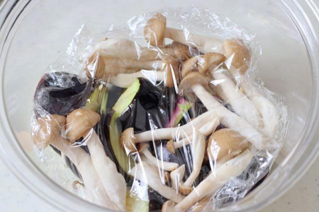 定番を夏向きにアレンジ！「鶏の梅照り焼き」「なすとしめじの塩昆布レンジ炒め」, 1品目 鶏の梅照り焼き, 2品目 なすとしめじの塩昆布レンジ炒め, 2品弁当の詰め方プロセス, 「心が楽になる2品弁当」のルール