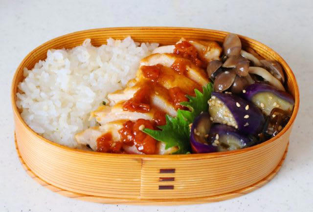 定番を夏向きにアレンジ！「鶏の梅照り焼き」「なすとしめじの塩昆布レンジ炒め」, 1品目 鶏の梅照り焼き, 2品目 なすとしめじの塩昆布レンジ炒め, 2品弁当の詰め方プロセス, 「心が楽になる2品弁当」のルール