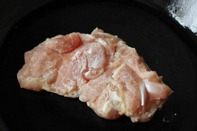 定番を夏向きにアレンジ！「鶏の梅照り焼き」「なすとしめじの塩昆布レンジ炒め」, 1品目 鶏の梅照り焼き, 2品目 なすとしめじの塩昆布レンジ炒め, 2品弁当の詰め方プロセス, 「心が楽になる2品弁当」のルール