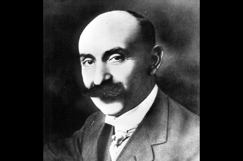 Nicola Romeo The Darracq connection, The logo, The 24 HP, Nicola Romeo, The 20-30 HP, The cloverleaf, A famous victory, The last 6C, The 1900, World champions, Disco Volante, Giulietta, The French connection, Giulia saloons, Giulia coupés, 33 Stradale, Montreal, Alfetta, GTV and Giulietta, GTV/Spider, Brera/Spider, Alfa Romeo Tonale, Alfa Romeo Junior