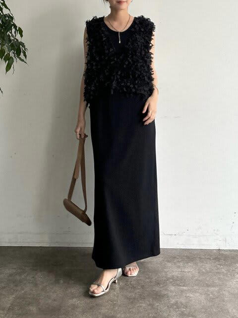 フリンジベスト×ワンピースでメリハリをプラス, 黒ジレ×スカートで大人っぽい雰囲気に, シアーシャツを羽織って軽やかに, ドットシャツ×デニムスカートで大人可愛く, メッシュ素材のセットアップでコーデに抜け感を