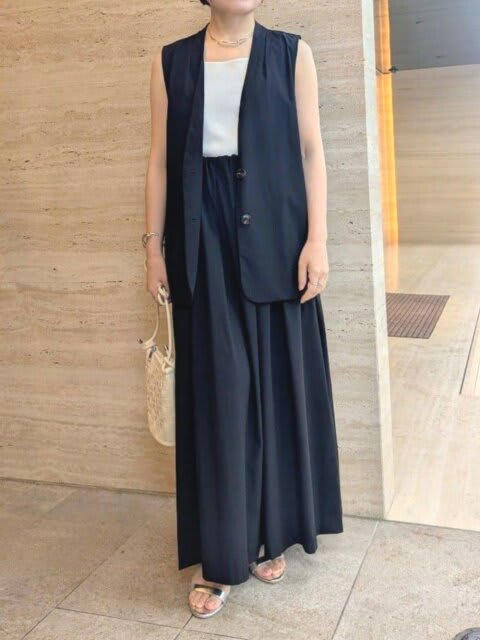 フリンジベスト×ワンピースでメリハリをプラス, 黒ジレ×スカートで大人っぽい雰囲気に, シアーシャツを羽織って軽やかに, ドットシャツ×デニムスカートで大人可愛く, メッシュ素材のセットアップでコーデに抜け感を