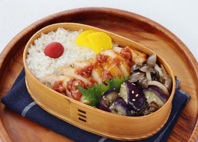 定番を夏向きにアレンジ！「鶏の梅照り焼き」「なすとしめじの塩昆布レンジ炒め」, 1品目 鶏の梅照り焼き, 2品目 なすとしめじの塩昆布レンジ炒め, 2品弁当の詰め方プロセス, 「心が楽になる2品弁当」のルール