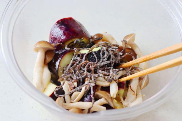 定番を夏向きにアレンジ！「鶏の梅照り焼き」「なすとしめじの塩昆布レンジ炒め」, 1品目 鶏の梅照り焼き, 2品目 なすとしめじの塩昆布レンジ炒め, 2品弁当の詰め方プロセス, 「心が楽になる2品弁当」のルール