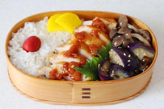 定番を夏向きにアレンジ！「鶏の梅照り焼き」「なすとしめじの塩昆布レンジ炒め」, 1品目 鶏の梅照り焼き, 2品目 なすとしめじの塩昆布レンジ炒め, 2品弁当の詰め方プロセス, 「心が楽になる2品弁当」のルール