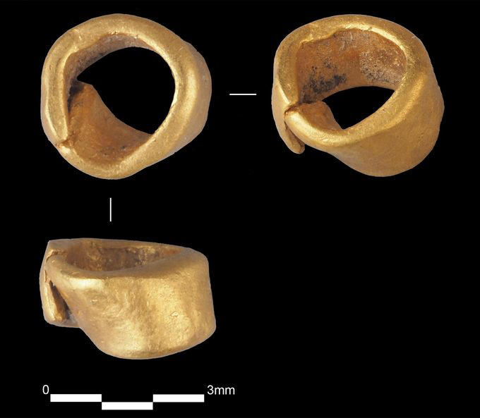 Lomekwi stone tools: 3.3 million years old, Sculpture representing a human: 40,000 years old, Stone tools in the Americas: 15,500 years old, Temple: 11,000 years old, Boat: 10,000 years old, City: 9,500 years old, Gold bead: 6,500 years old, Linen dress: 5,200 years old, Lunchbox: 3,500 years old, Cave painting studio: 100,000 years old, Neanderthal cave paintings: 64,000 years old, Copper awl: 6,000 years old, Complaint letter: 4,000 years old, Seagoing boat: 3,500 years old, Bow: 9,000 years old, Why trust us