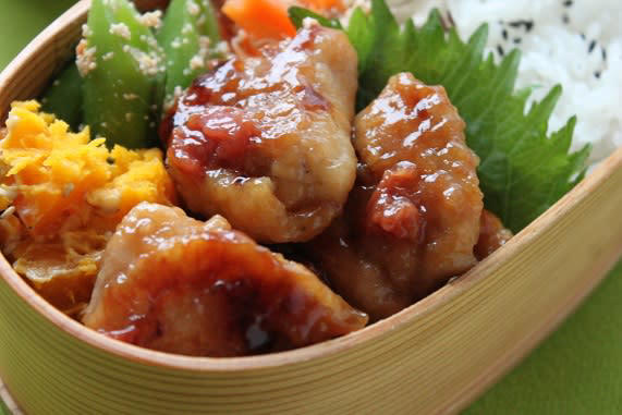 定番を夏向きにアレンジ！「鶏の梅照り焼き」「なすとしめじの塩昆布レンジ炒め」, 1品目 鶏の梅照り焼き, 2品目 なすとしめじの塩昆布レンジ炒め, 2品弁当の詰め方プロセス, 「心が楽になる2品弁当」のルール