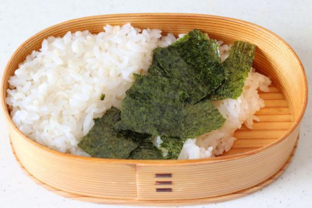 定番を夏向きにアレンジ！「鶏の梅照り焼き」「なすとしめじの塩昆布レンジ炒め」, 1品目 鶏の梅照り焼き, 2品目 なすとしめじの塩昆布レンジ炒め, 2品弁当の詰め方プロセス, 「心が楽になる2品弁当」のルール