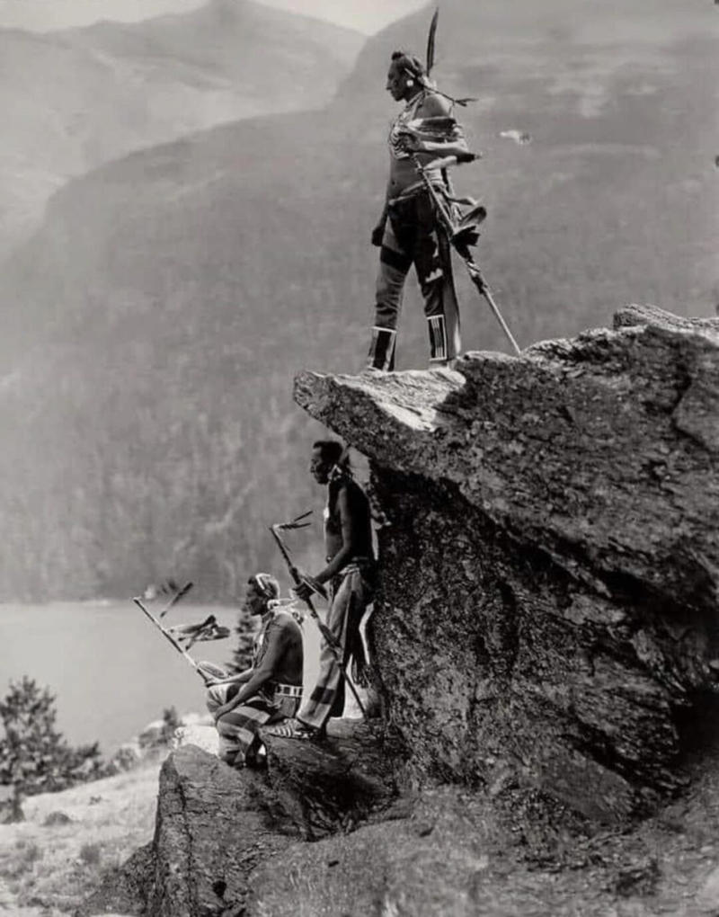 1. Cowboy Taking a Rest in Bonham, Texas (1910), 2. American Soldiers Paying Tribute to More Than 8 Million Horses, Mules, and Donkeys Who Died During World War I (1918), 3. Harriet Tubman at 89 Years Old (1911), 4. Lumberjacks in Portland (1915), 5. Fountain Frozen Solid in Detroit (1917), 6. Olympic Shooting (1912), 7. Gettysburg: Standing at the Bloody Angle Where 3,000 Soldiers Died (1913), 8. Native Americans of the Blackfoot Tribe at Glacier National Park (1913), 9. Six-Year-Old Boy After He Won a Pie-Eating Contest (1916), 10. Agatha Christie in Her WW1 Nurse Uniform (1914), 11. A Soldier from the Harlem Hellfighters Returning Home After World War I (1917), 12. Human Statue of Liberty Made With 18,000 Men (1918), 13. Pyramid of Captured German Helmets in New York (1918), 14. Harlem Hellfighters Back From WWI (1919), 15. Jack Johnson, the First Black Heavyweight Champ (1912), 16. Charlie Chaplin Without Makeup (1916), 17. Visiting a Food Truck (1919), 18. Forging the Chain for the Titanic’s Anchor (1910), 19. Harry Houdini After a Stunt (1914), 20. Dorm Room at the University of Illinois (1910), 21. Man Performing His Magic Act at the Empire Theater in Belfast (1913), 22. Tennis Tournament Winner (1912), 23. Buddies (1910), 24. Ice Delivery Girls (1918), 25. Chester McDuffee and His Aluminum Alloy Diving Suit That Weighed 485 lbs (1911), 26. William Harley and Arthur Davidson (1914), 27. When the Bells Rang on the Western Front (1918), 28. Nikola Tesla in His New York Office (1916), 29. Suffragettes (1911)