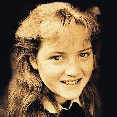 Fresh-Faced in 1986 Fresh-Faced in 1986, English Rose in 2002, Shimmery Y2K Makeup in 2004, Romantic Curls in 2005, '60s-Inspired in 2007, Beach Blonde in 2008, Windswept in 2009, Red Carpet Glam in 2009, Mini Pompadour in 2011, Sideswept in 2012, Classic Hollywood in 2012, Effortless Waves and a Pink Pout in 2014, Subtle Smoky Eye in 2015, Hair Flip in 2016, Monochrome Pink Makeup in 2017, Face-Framing Updo in 2021, Shoulder-Length Curls in 2022, Simple Updo and Lip Tint in 2025