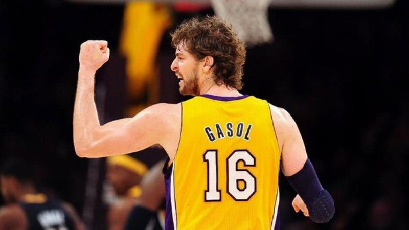 15) Rudy Gobert, 14) Toni Kukoc, 13) Victor Wembanyama, 12) Dražen Petrović, 11) Domantas Sabonis, 10) Vlade Divac, 9) Marc Gasol, 8) Peja Stojaković, 7) Arvydas Sabonis, 6) Tony Parker, 5) Pau Gasol, 4) Luka Dončić, 3) Giannis Antetokounmpo, 2) Nikola Jokić, 1) Dirk Nowitzki