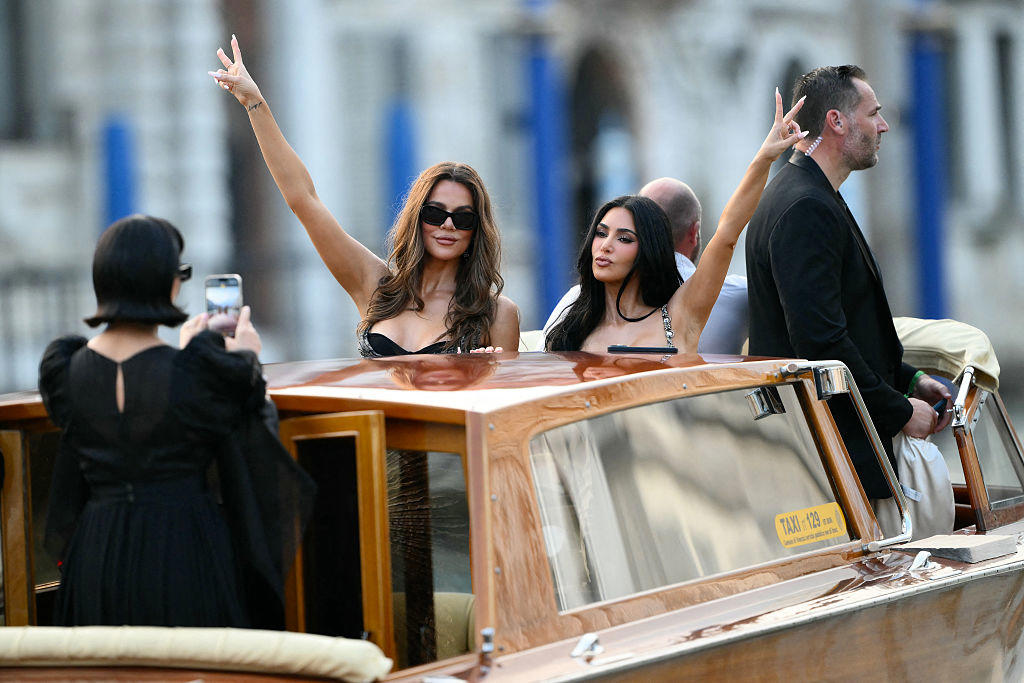 Celebrities parade along the canals of Venice Jeff Bezos' wedding sparks protests in Venice, A part of the city privatized for the ceremony, Celebrities parade along the canals of Venice, The "No Space for Bezos" collective, Yachts facing working-class neighborhoods, Greater tax justice, "The richest 1% are ruining the world.", A Jeff Bezos mannequin floats on the Grand Canal, Bezos forced to change the location of his ball, Donations to UNESCO as wedding gifts, Work for a hundred people, according to Il Foglio, Three million euros donated for the lagoon
