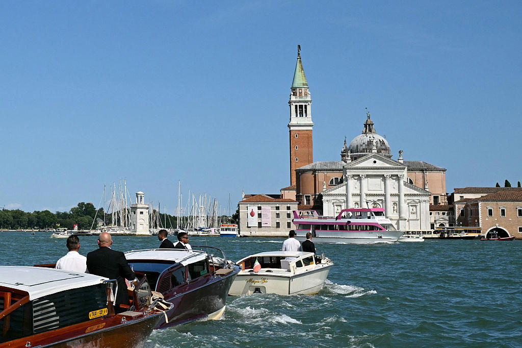 Work for a hundred people, according to Il Foglio Jeff Bezos' wedding sparks protests in Venice, A part of the city privatized for the ceremony, Celebrities parade along the canals of Venice, The "No Space for Bezos" collective, Yachts facing working-class neighborhoods, Greater tax justice, "The richest 1% are ruining the world.", A Jeff Bezos mannequin floats on the Grand Canal, Bezos forced to change the location of his ball, Donations to UNESCO as wedding gifts, Work for a hundred people, according to Il Foglio, Three million euros donated for the lagoon