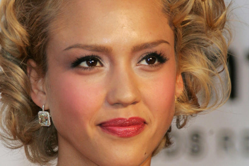 A traumatic childhood, In Hollywood since the age of 13, It happened in 1996, She was 15 years old, And Jessica Alba disappeared, Disturbing calls, Missing for 14 hours, And suddenly, she appeared, Unsolved case, Blindfolded the whole time, Why was she released?, She has never spoken about the subject, Speculations of all kinds, It was not the only traumatic event, Complicated step to adulthood, She was a minor, Chronic and serious illnesses
