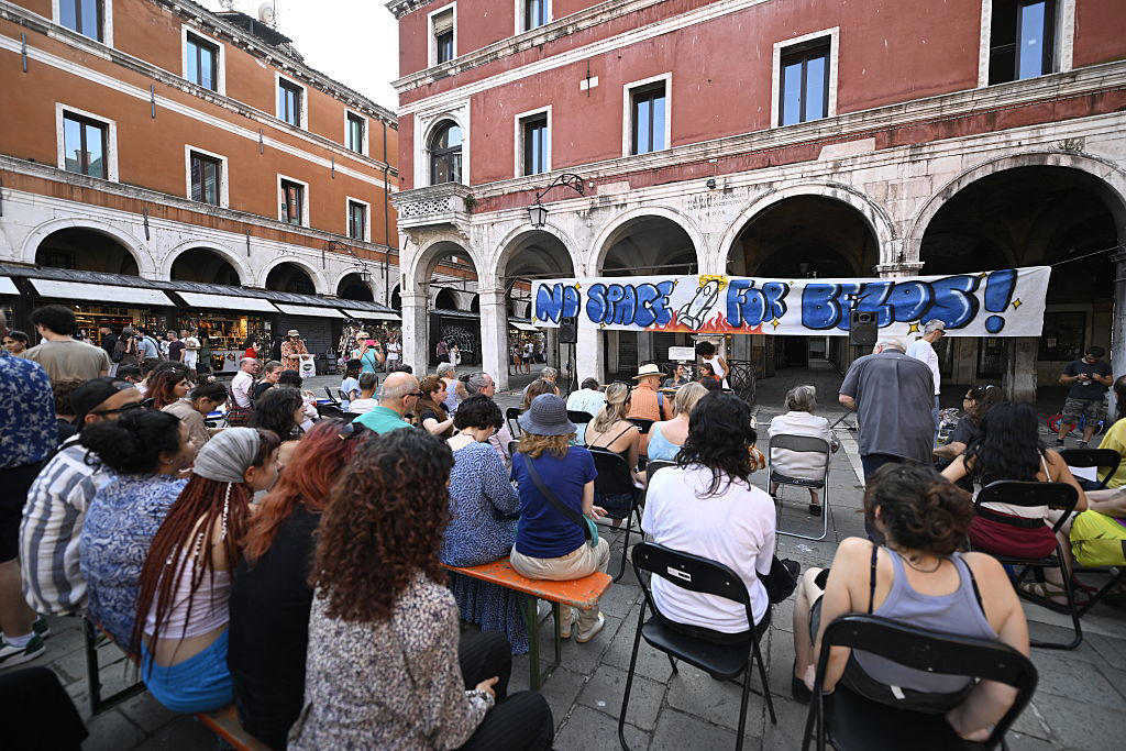 The Jeff Bezos' wedding sparks protests in Venice, A part of the city privatized for the ceremony, Celebrities parade along the canals of Venice, The "No Space for Bezos" collective, Yachts facing working-class neighborhoods, Greater tax justice, "The richest 1% are ruining the world.", A Jeff Bezos mannequin floats on the Grand Canal, Bezos forced to change the location of his ball, Donations to UNESCO as wedding gifts, Work for a hundred people, according to Il Foglio, Three million euros donated for the lagoon