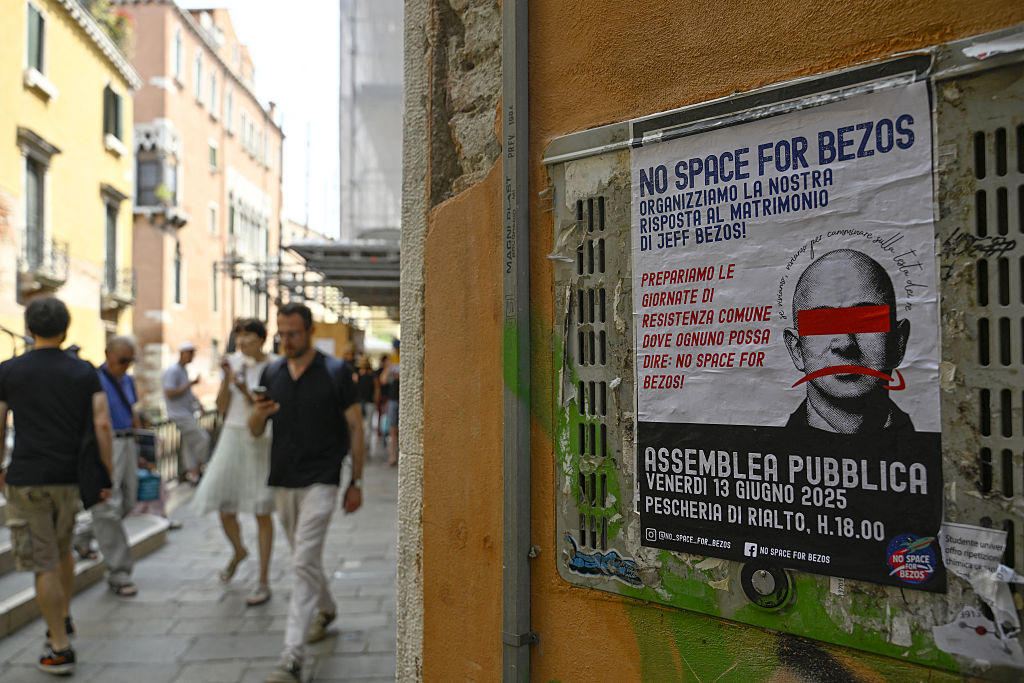 Bezos forced to change the location of his ball Jeff Bezos' wedding sparks protests in Venice, A part of the city privatized for the ceremony, Celebrities parade along the canals of Venice, The "No Space for Bezos" collective, Yachts facing working-class neighborhoods, Greater tax justice, "The richest 1% are ruining the world.", A Jeff Bezos mannequin floats on the Grand Canal, Bezos forced to change the location of his ball, Donations to UNESCO as wedding gifts, Work for a hundred people, according to Il Foglio, Three million euros donated for the lagoon