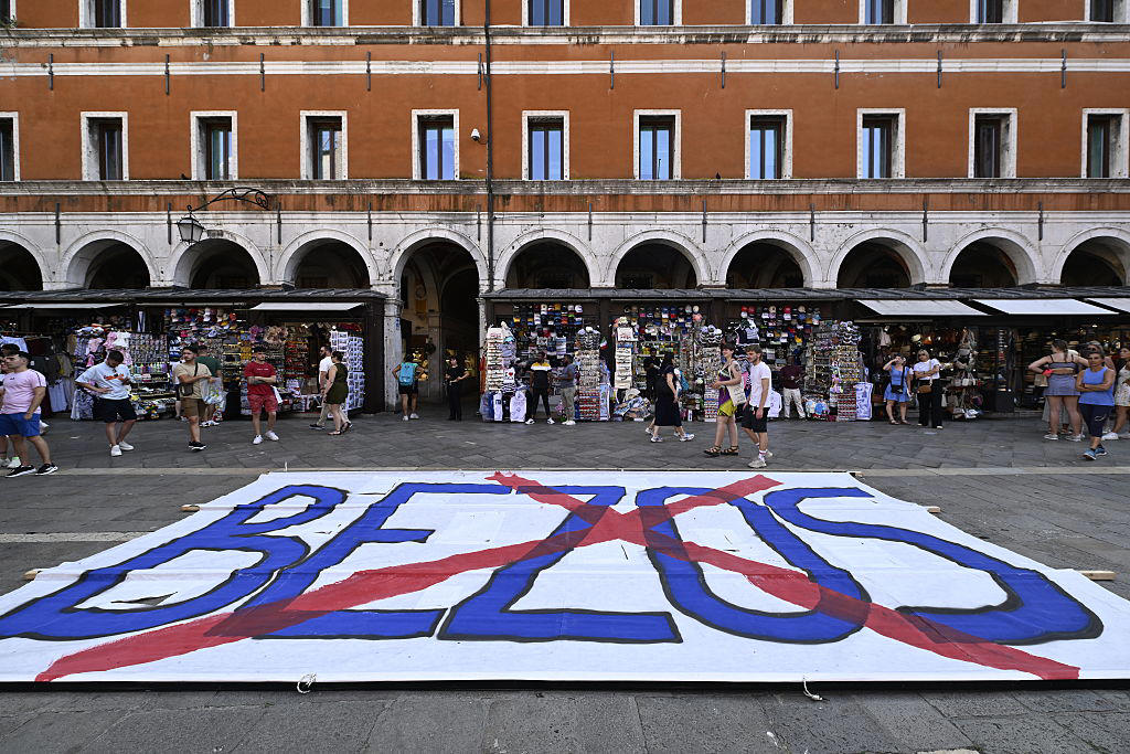 Yachts facing working-class neighborhoods Jeff Bezos' wedding sparks protests in Venice, A part of the city privatized for the ceremony, Celebrities parade along the canals of Venice, The "No Space for Bezos" collective, Yachts facing working-class neighborhoods, Greater tax justice, "The richest 1% are ruining the world.", A Jeff Bezos mannequin floats on the Grand Canal, Bezos forced to change the location of his ball, Donations to UNESCO as wedding gifts, Work for a hundred people, according to Il Foglio, Three million euros donated for the lagoon